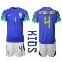 Billiga Brasilien Marquinhos #4 Barnkläder Borta fotbollskläder till baby VM 2022 Kortärmad (+ Korta byxor)